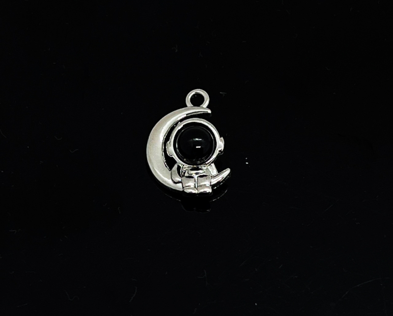 Подвеска Космонавт на луне с черной эмалью цвет серебро размер 20*12мм Серебро