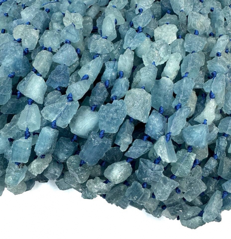 Аквамарин необработанный средний размер бусин 10-11мм натуральный камень