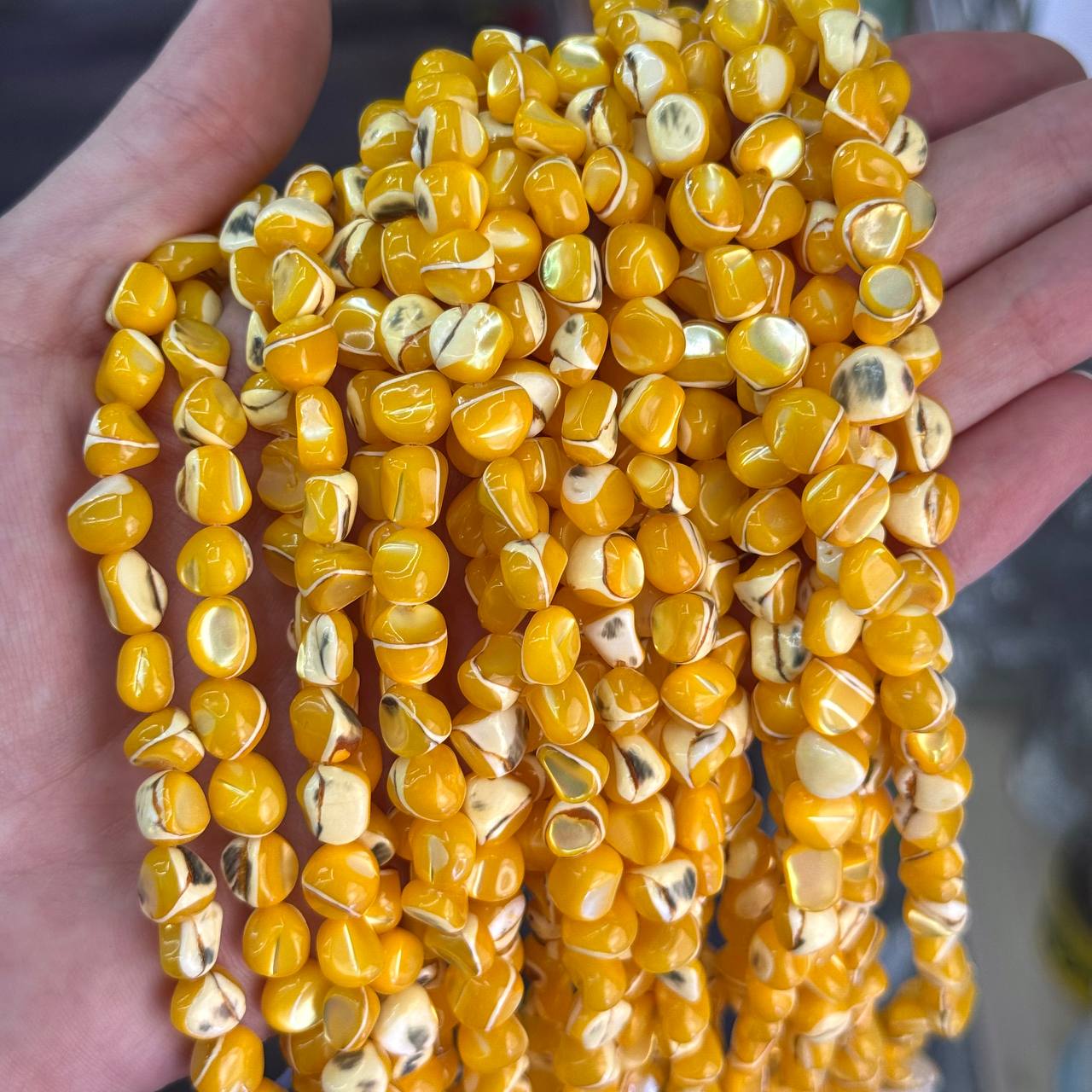Перламутр желтый средний размер бусин 6*8мм натуральный камень