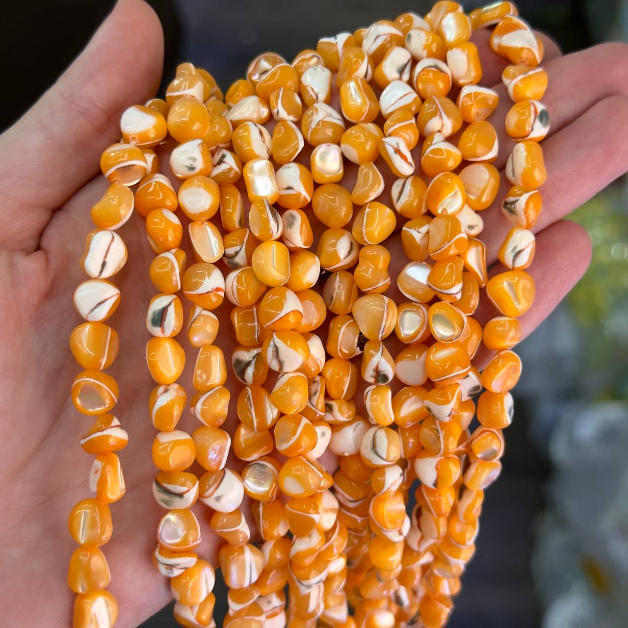 Перламутр желтый средний размер бусин 6*8мм натуральный камень